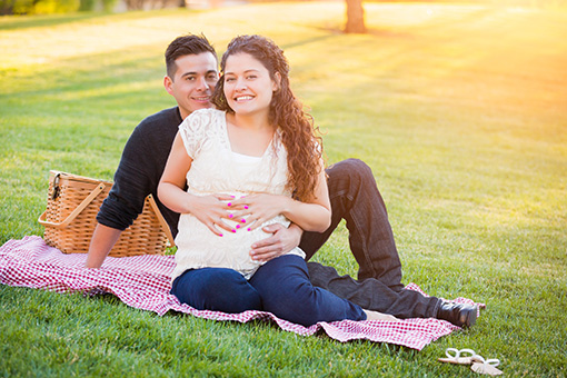 Couple from Phoenix AZ Enjoying the Park After Visiting Tolleson Pregnancy Chiropractor