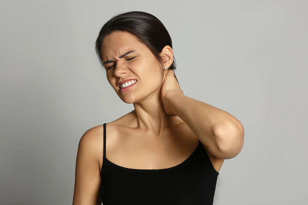 Tolleson Lady Suffering From Neck Pain In Need of Whiplash Injury Chiropractor